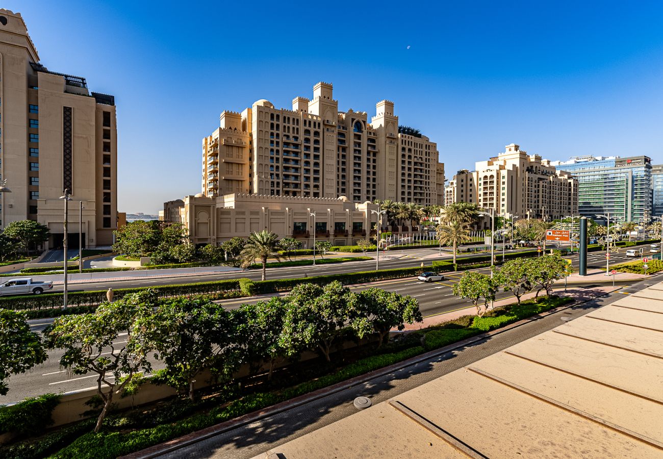 Apartment in Dubai - Elegant 1BDR apartment in Palm Jumeirah view I Golden Mile 
