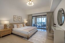 Apartment in Dubai - Elegant 1BDR apartment in Palm Jumeirah view I Golden Mile 