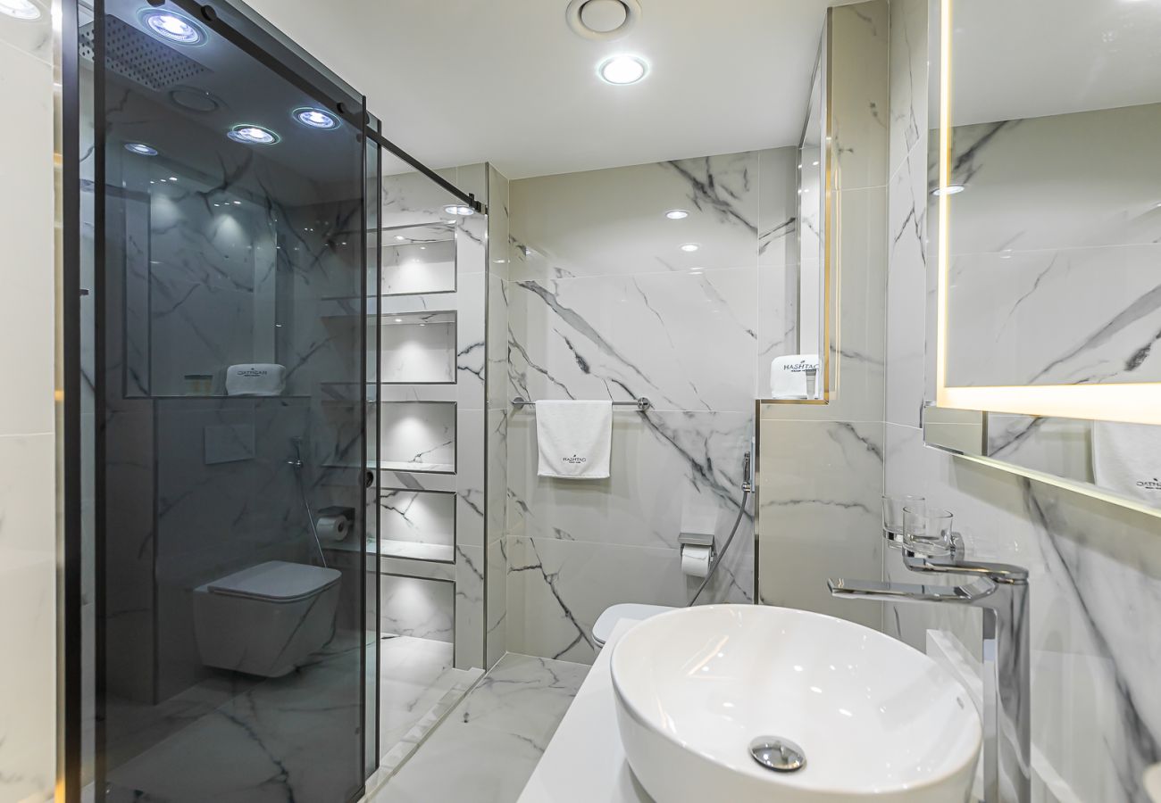 Apartment in Dubai - Chic & Functional 1-Bedroom Apartment in 29 Boulevard, Downtown Dubai