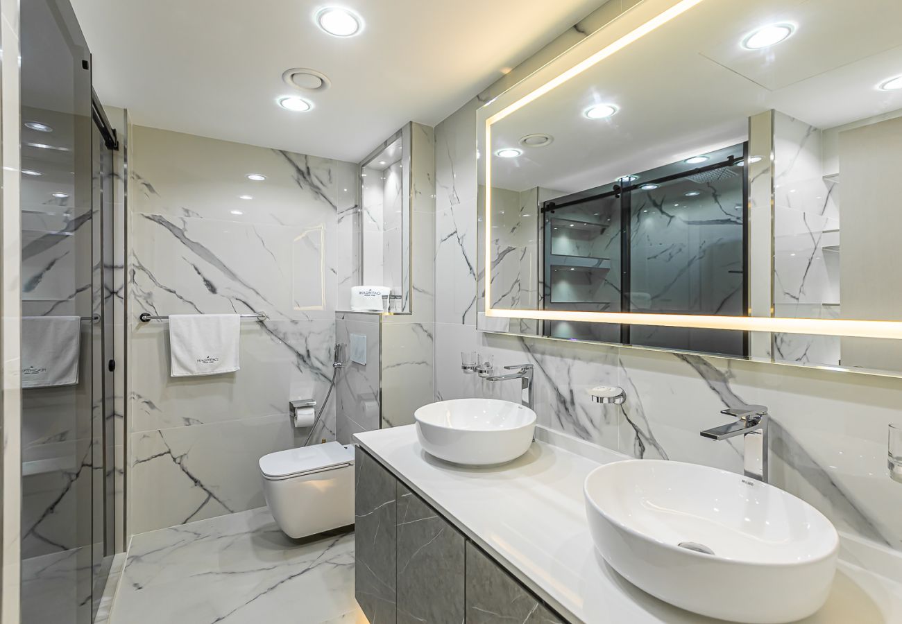 Apartment in Dubai - Chic & Functional 1-Bedroom Apartment in 29 Boulevard, Downtown Dubai