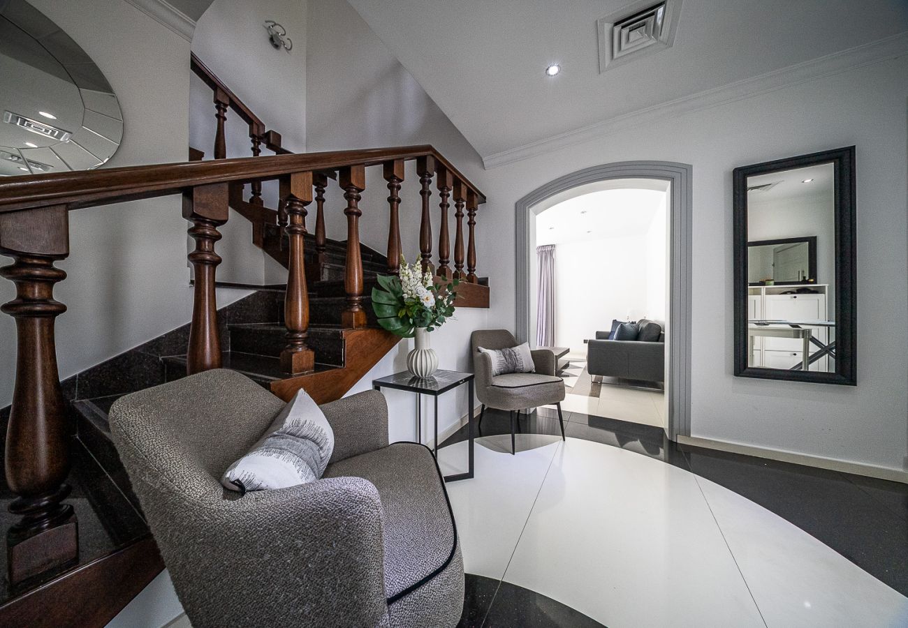 Villa in Dubai - Luxurious 6-Bedroom Villa with Private Pool, Jacuzzi & Lake View in Meadows 