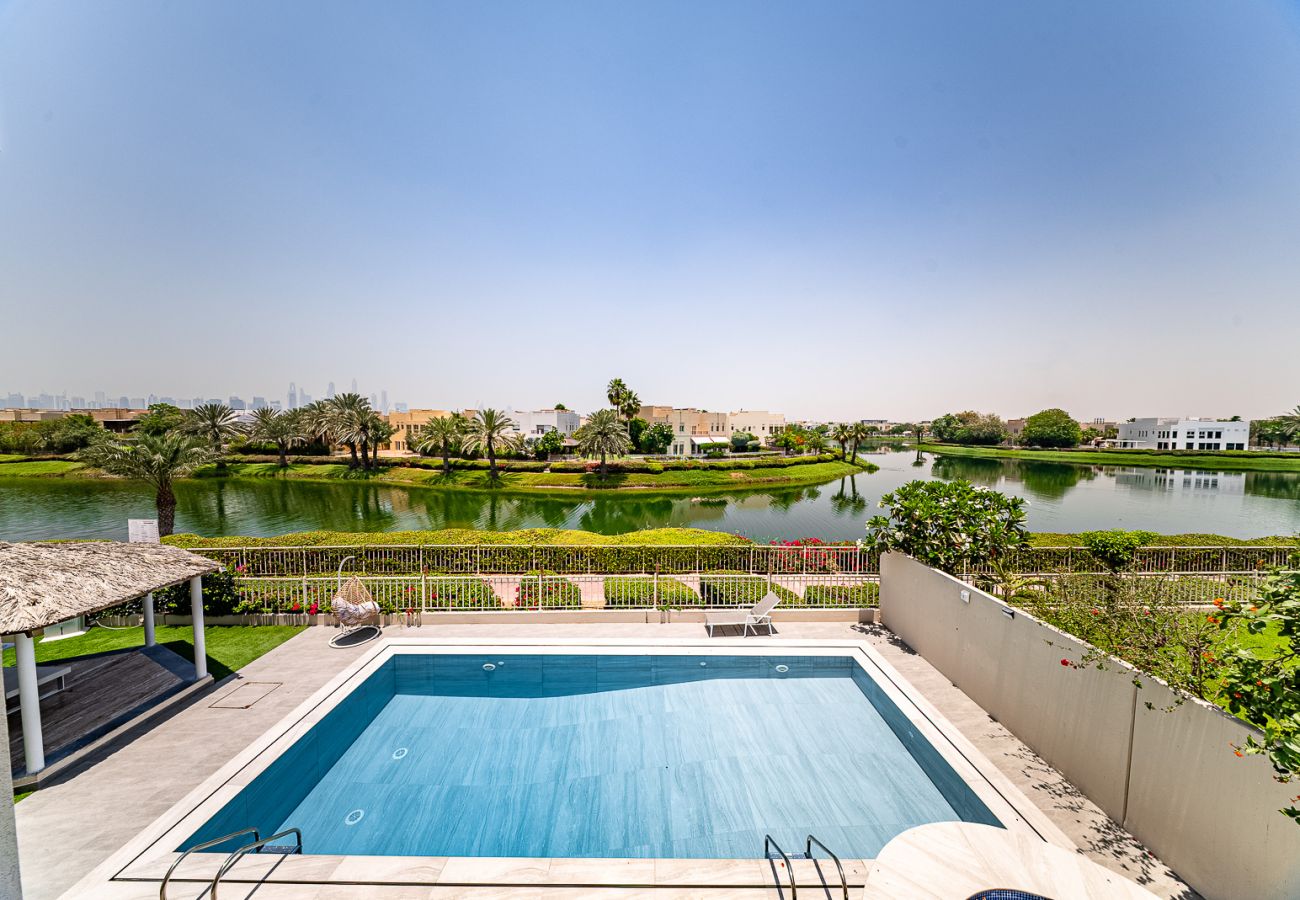 Villa in Dubai - Luxurious 6-Bedroom Villa with Private Pool, Jacuzzi & Lake View in Meadows 