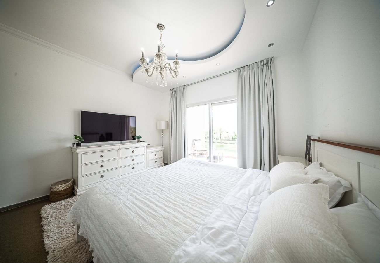 Villa in Dubai - Luxurious 6-Bedroom Villa with Private Pool, Jacuzzi & Lake View in Meadows 