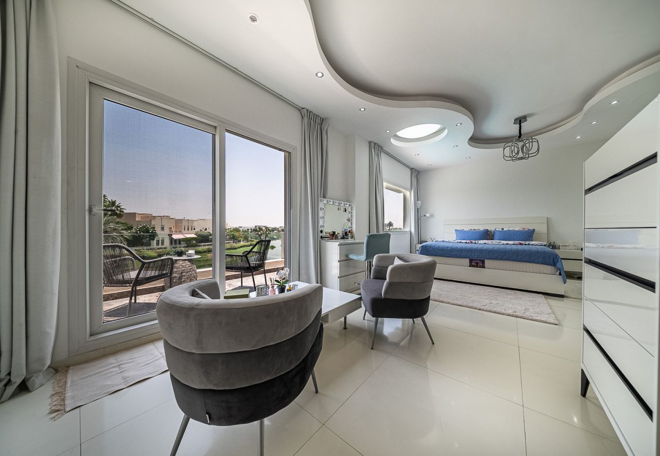 Villa in Dubai - Luxurious 6-Bedroom Villa with Private Pool, Jacuzzi & Lake View in Meadows 