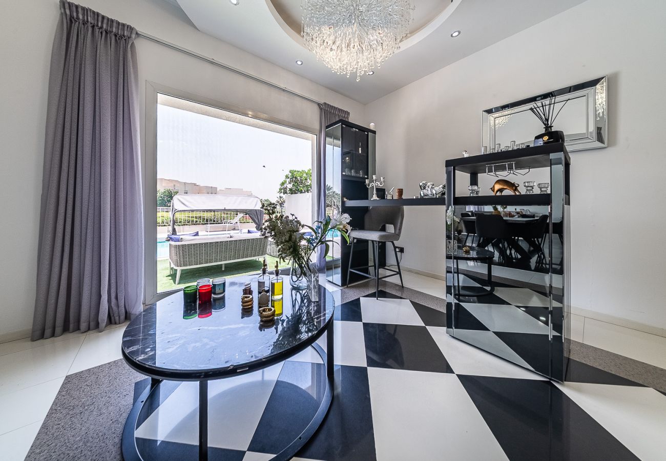 Villa in Dubai - Luxurious 6-Bedroom Villa with Private Pool, Jacuzzi & Lake View in Meadows 