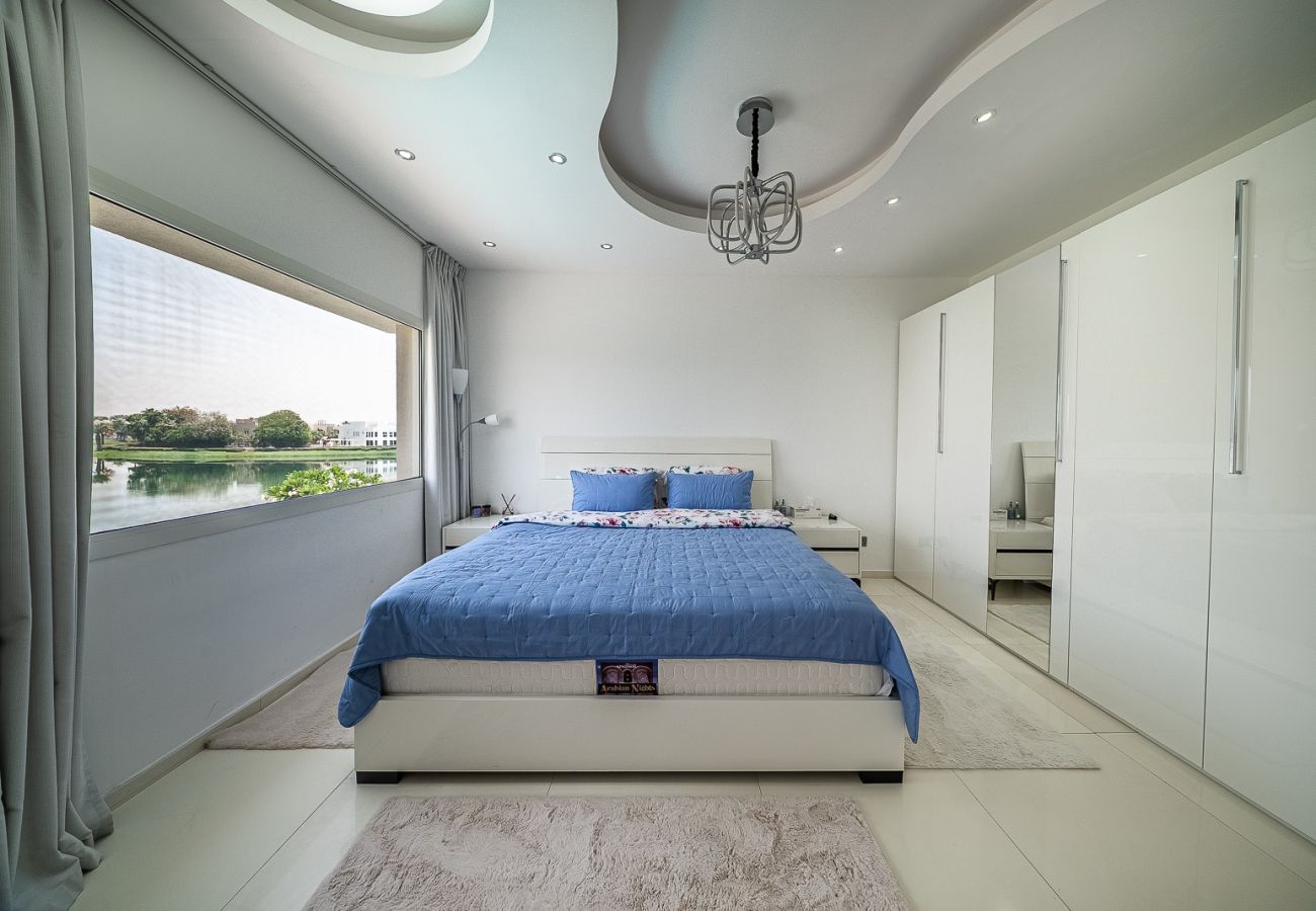 Villa in Dubai - Luxurious 6-Bedroom Villa with Private Pool, Jacuzzi & Lake View in Meadows 