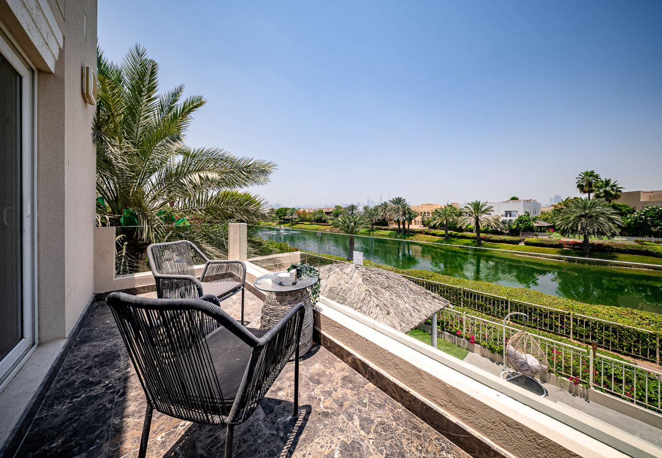 Villa in Dubai - Luxurious 6-Bedroom Villa with Private Pool, Jacuzzi & Lake View in Meadows 