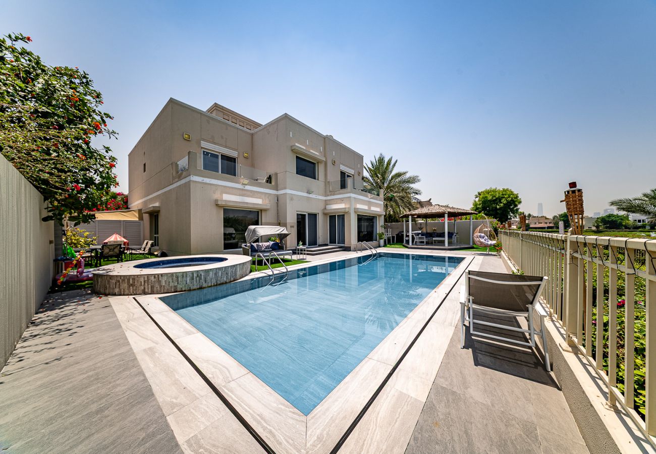Villa in Dubai - Luxurious 6-Bedroom Villa with Private Pool, Jacuzzi & Lake View in Meadows 
