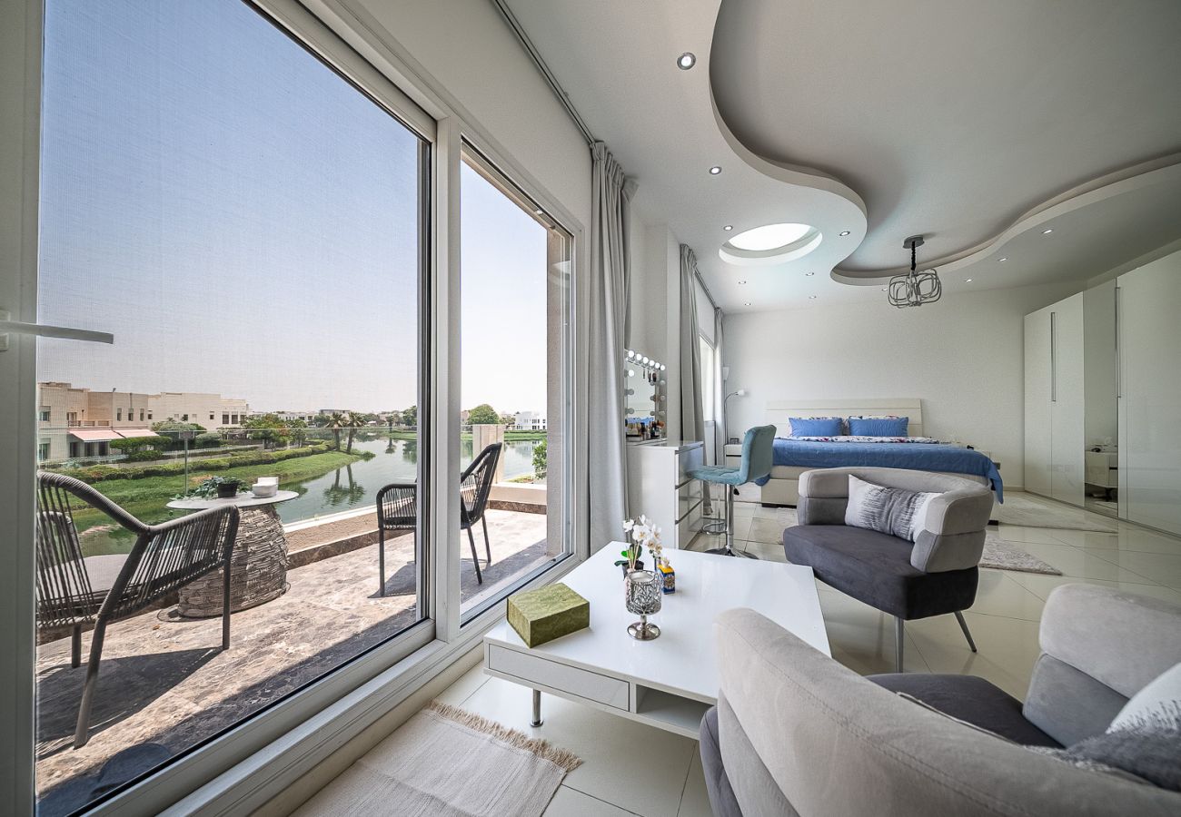 Villa in Dubai - Luxurious 6-Bedroom Villa with Private Pool, Jacuzzi & Lake View in Meadows 
