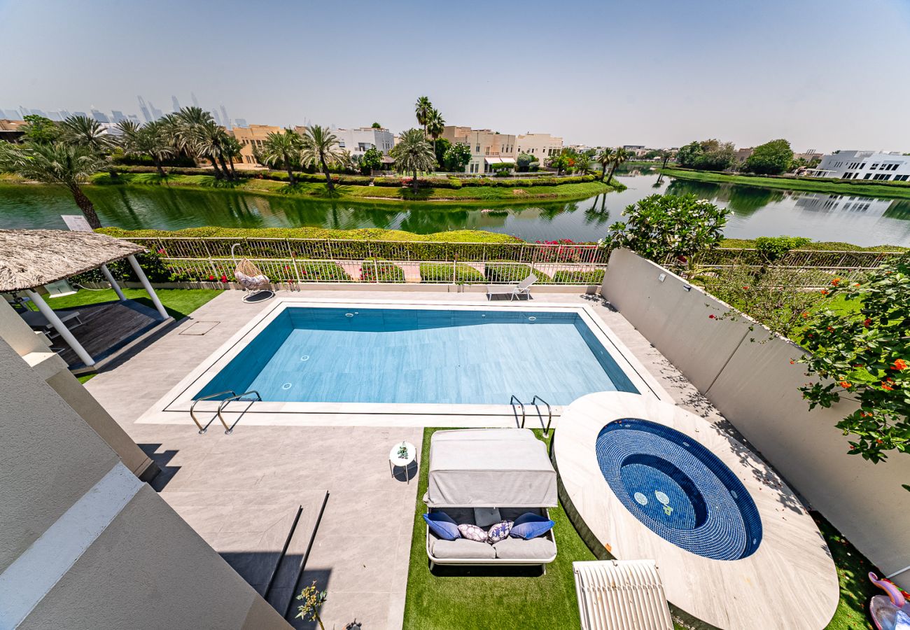 Villa in Dubai - Luxurious 6-Bedroom Villa with Private Pool, Jacuzzi & Lake View in Meadows 