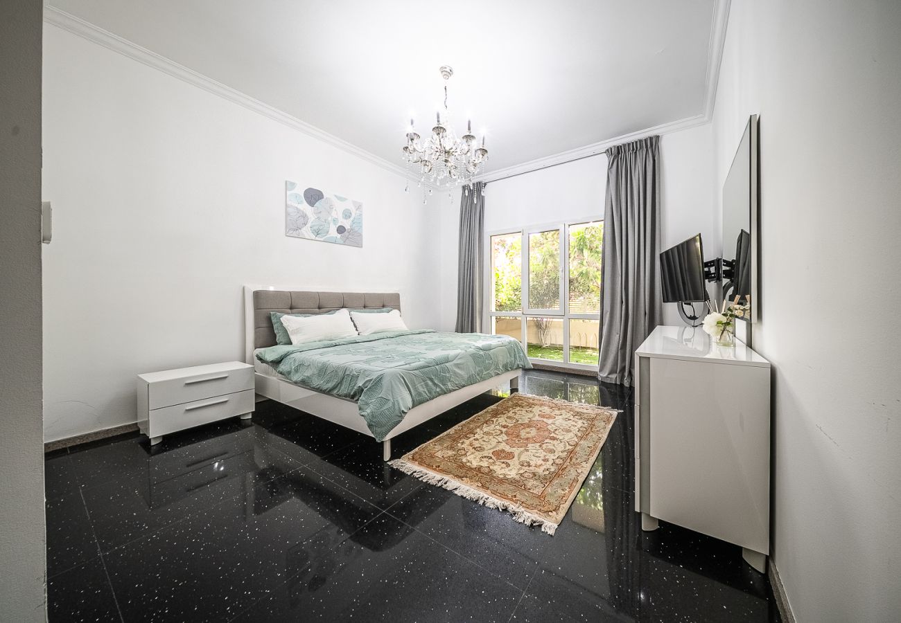Villa in Dubai - Luxurious 6-Bedroom Villa with Private Pool, Jacuzzi & Lake View in Meadows 