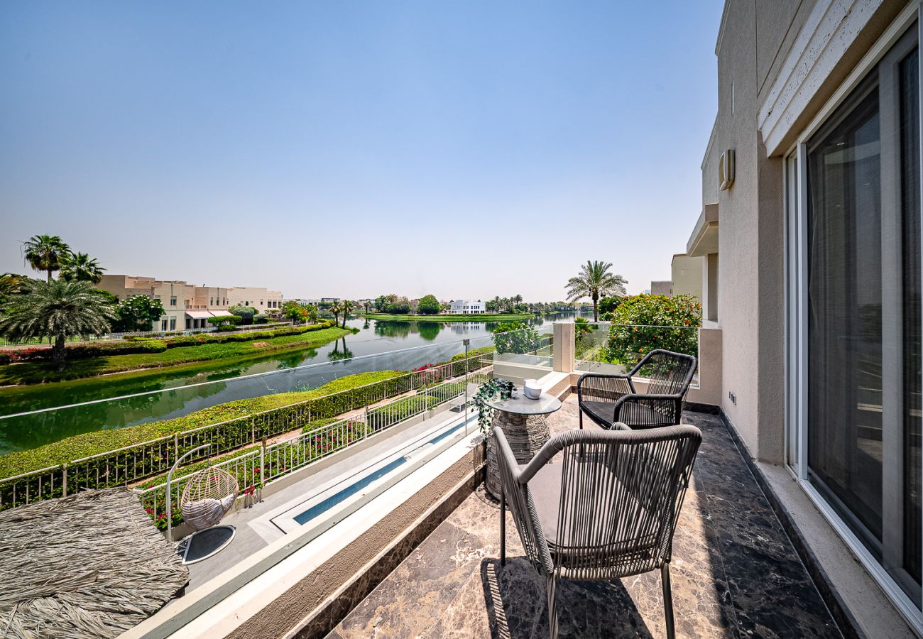 Villa in Dubai - Luxurious 6-Bedroom Villa with Private Pool, Jacuzzi & Lake View in Meadows 