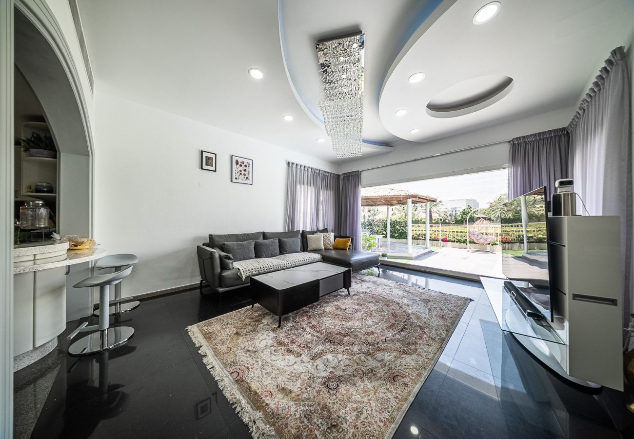 Villa in Dubai - Luxurious 6-Bedroom Villa with Private Pool, Jacuzzi & Lake View in Meadows 