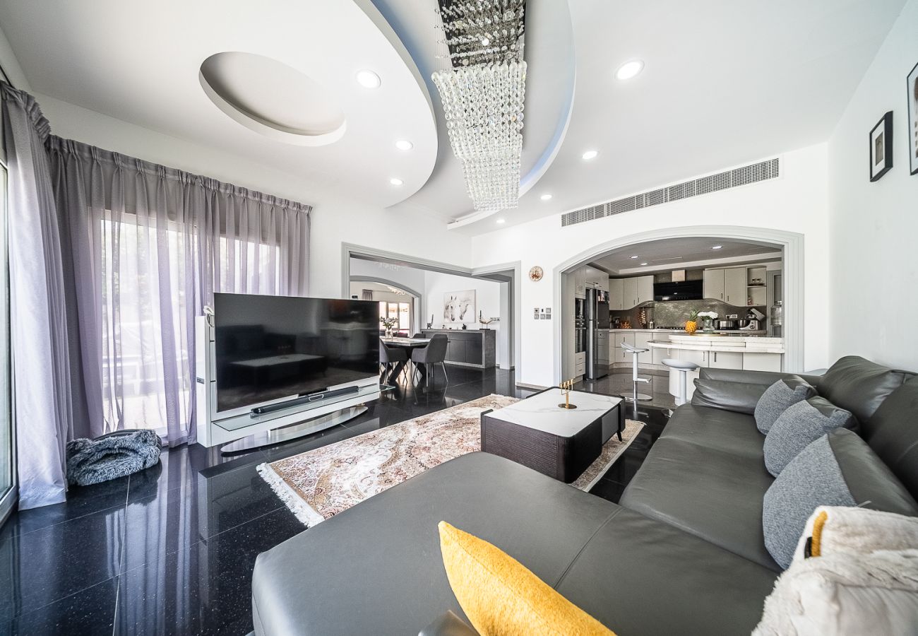 Villa in Dubai - Luxurious 6-Bedroom Villa with Private Pool, Jacuzzi & Lake View in Meadows 