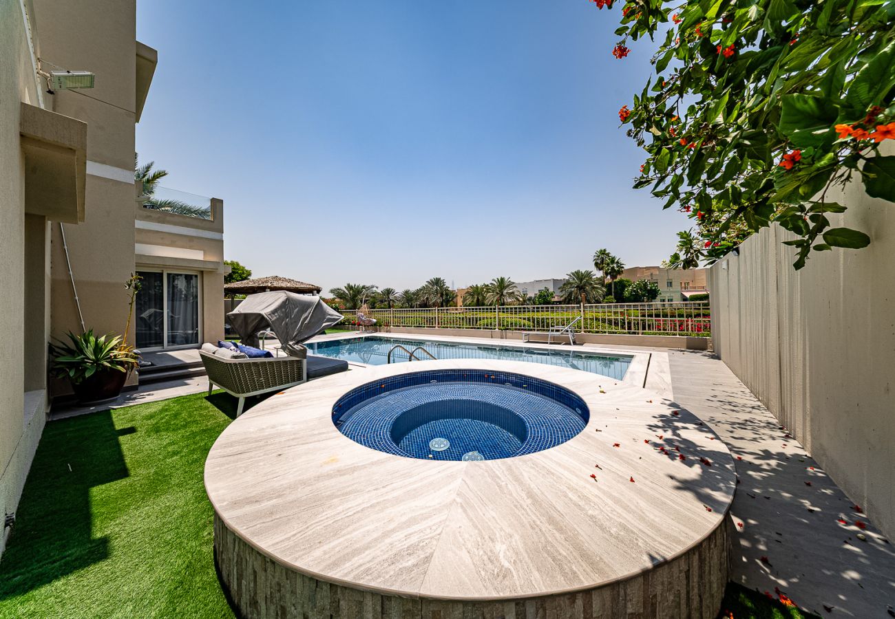 Villa in Dubai - Luxurious 6-Bedroom Villa with Private Pool, Jacuzzi & Lake View in Meadows 