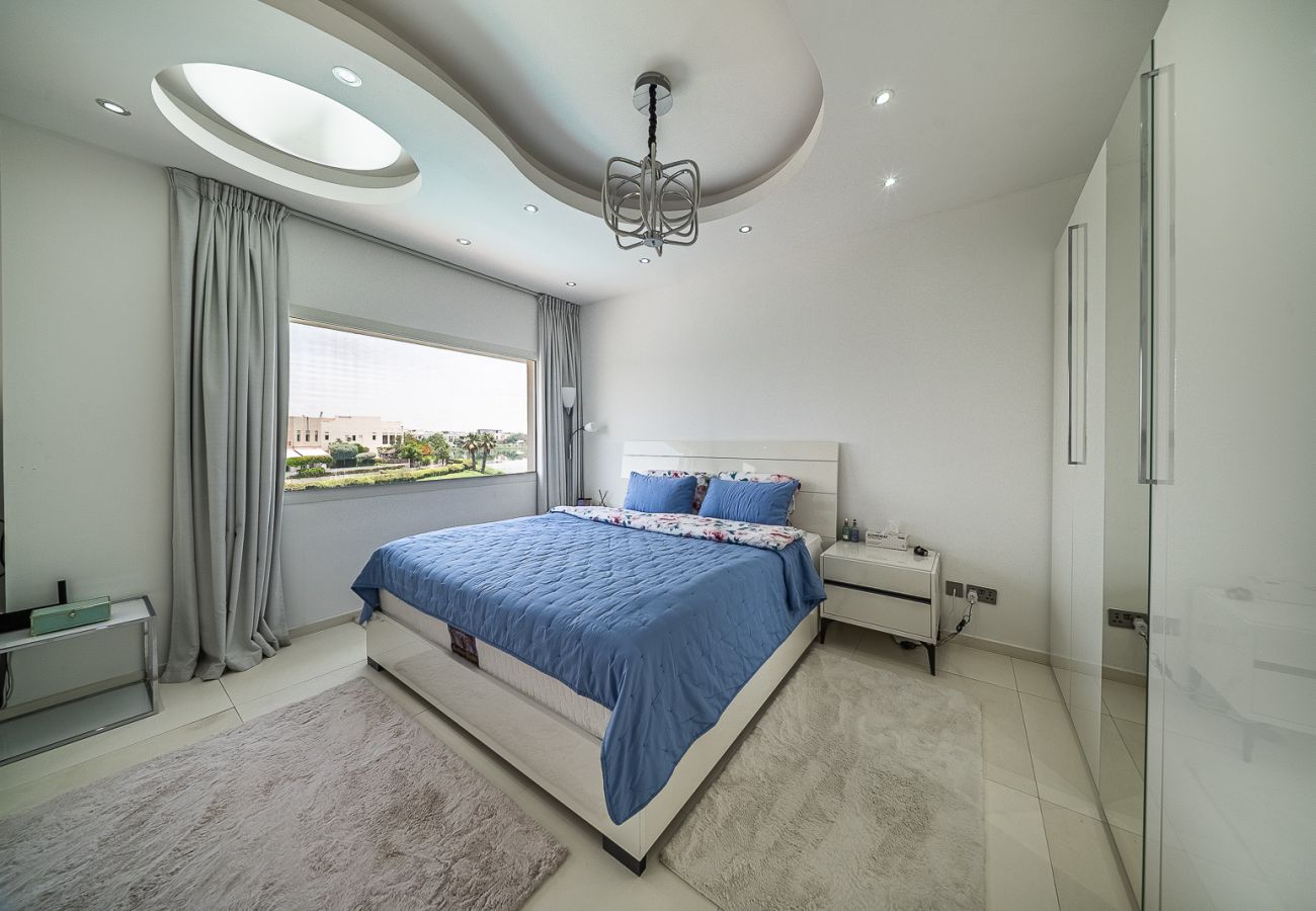 Villa in Dubai - Luxurious 6-Bedroom Villa with Private Pool, Jacuzzi & Lake View in Meadows 