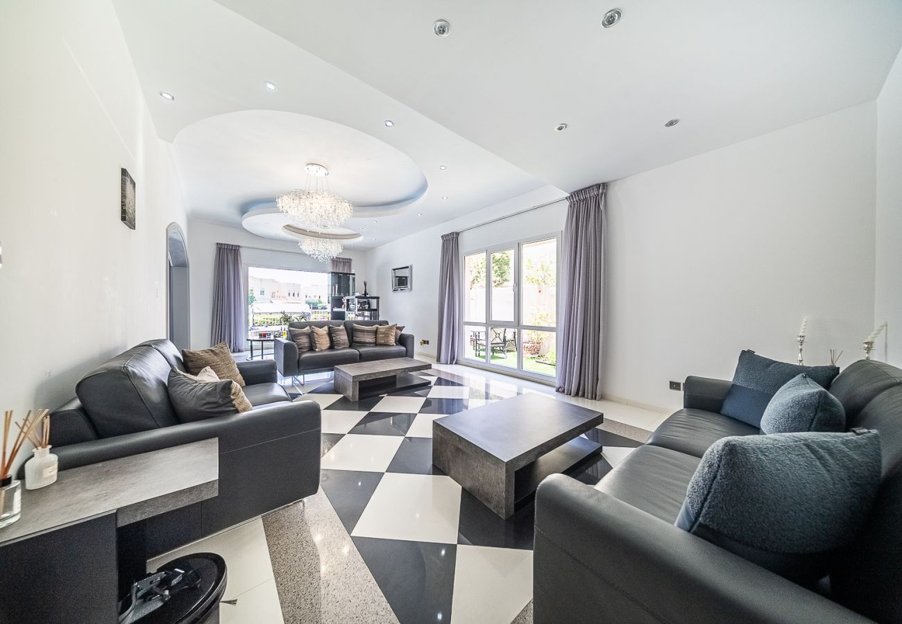 Villa in Dubai - Luxurious 6-Bedroom Villa with Private Pool, Jacuzzi & Lake View in Meadows 