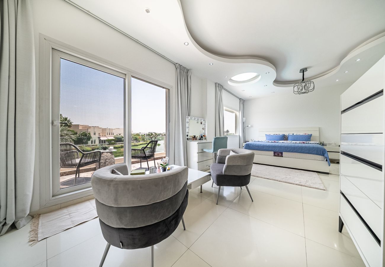 Villa in Dubai - Luxurious 6-Bedroom Villa with Private Pool, Jacuzzi & Lake View in Meadows 