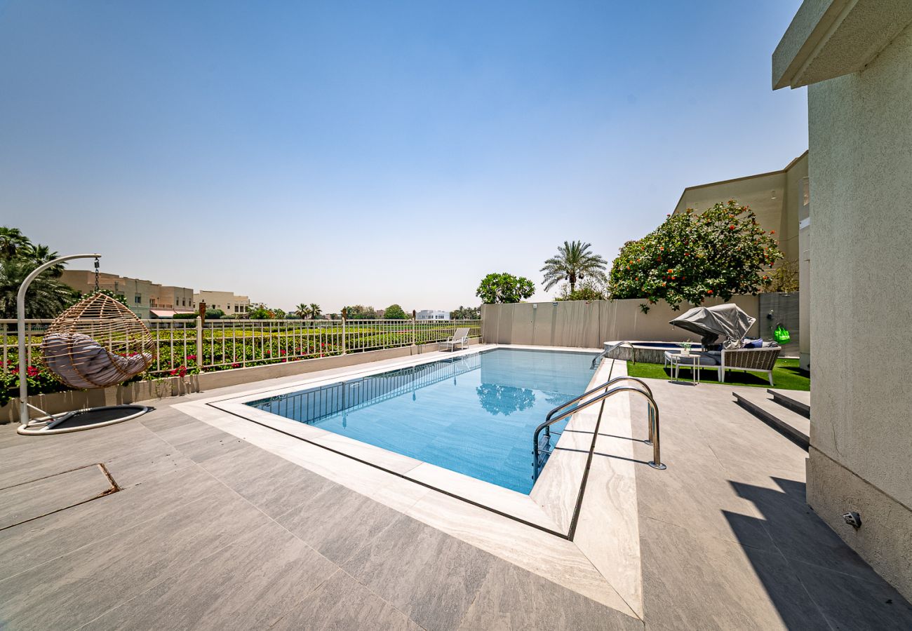 Villa in Dubai - Luxurious 6-Bedroom Villa with Private Pool, Jacuzzi & Lake View in Meadows 