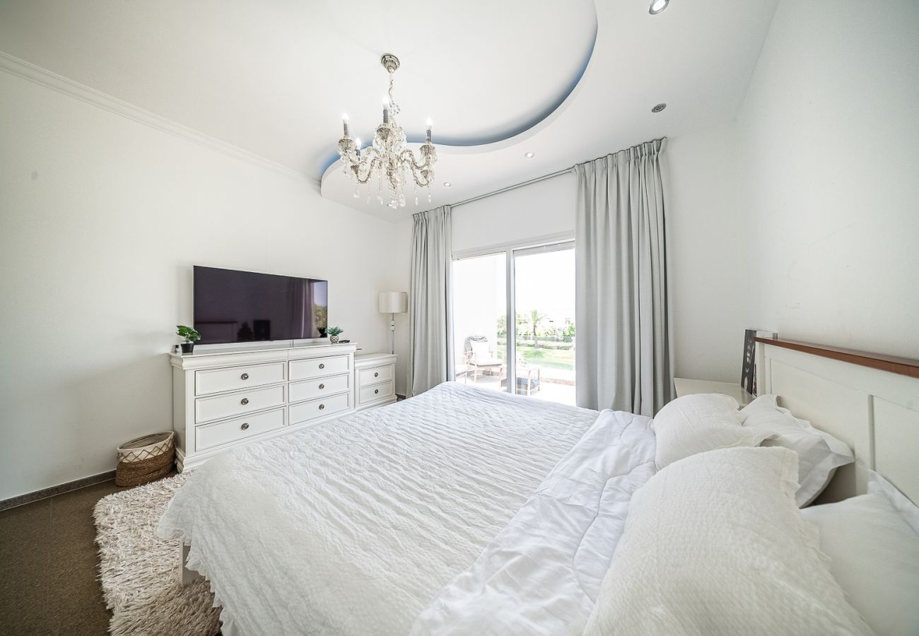 Villa in Dubai - Luxurious 6-Bedroom Villa with Private Pool, Jacuzzi & Lake View in Meadows 
