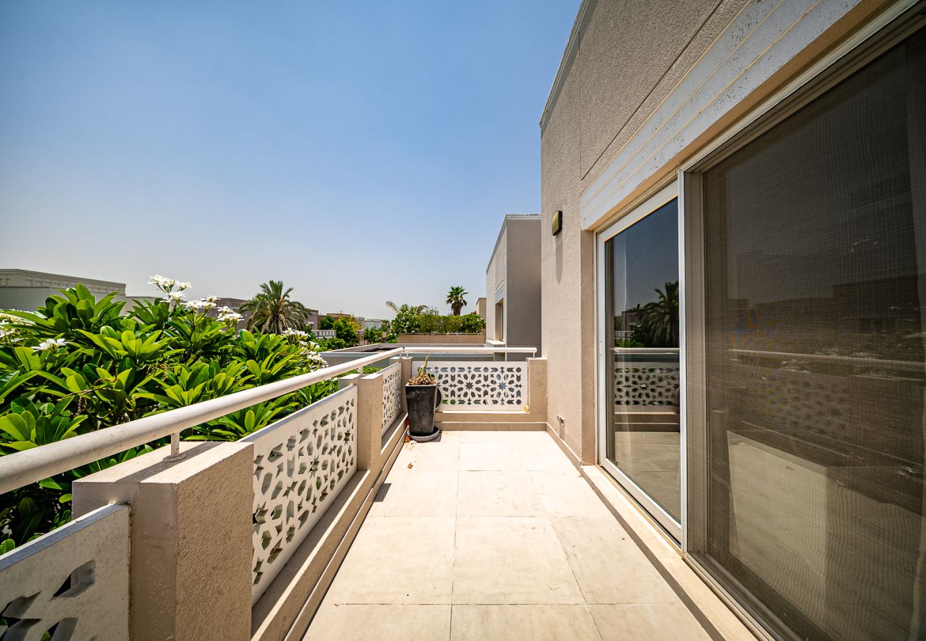 Villa in Dubai - Luxurious 6-Bedroom Villa with Private Pool, Jacuzzi & Lake View in Meadows 