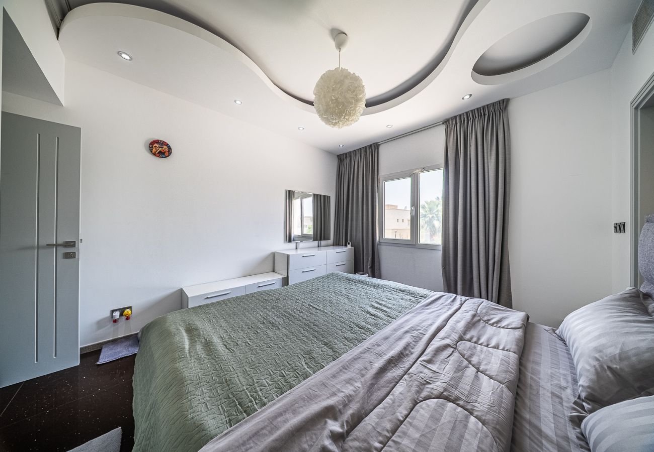 Villa in Dubai - Luxurious 6-Bedroom Villa with Private Pool, Jacuzzi & Lake View in Meadows 