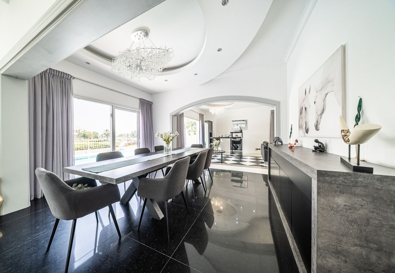 Villa in Dubai - Luxurious 6-Bedroom Villa with Private Pool, Jacuzzi & Lake View in Meadows 