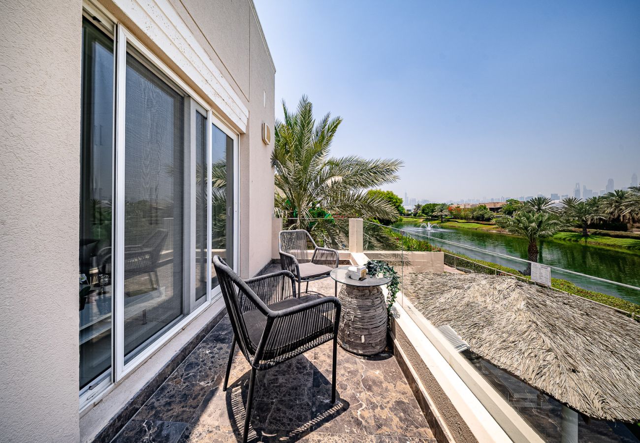 Villa in Dubai - Luxurious 6-Bedroom Villa with Private Pool, Jacuzzi & Lake View in Meadows 