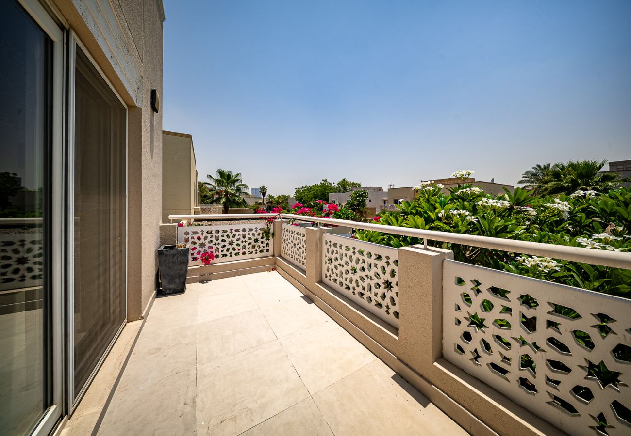 Villa in Dubai - Luxurious 6-Bedroom Villa with Private Pool, Jacuzzi & Lake View in Meadows 
