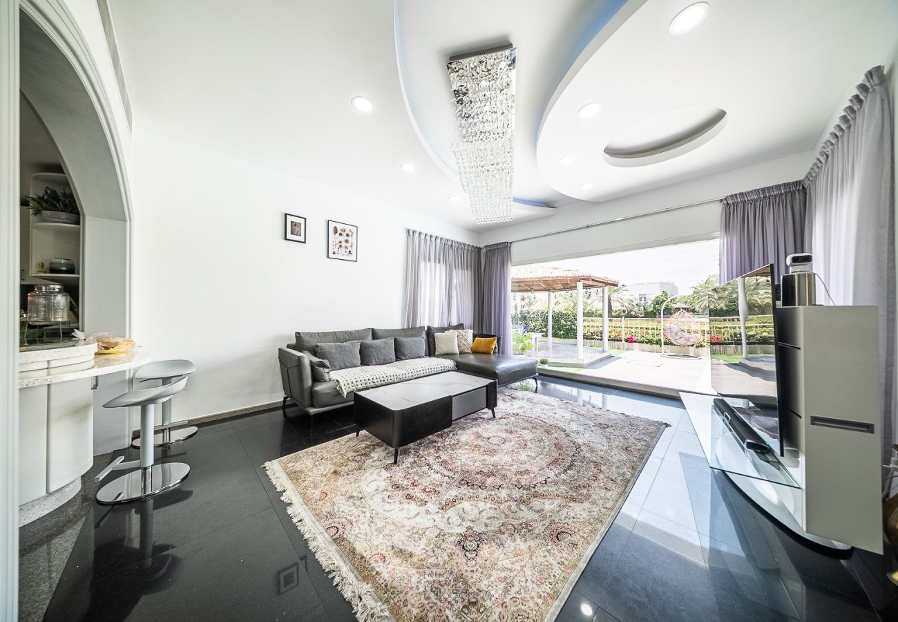 Villa in Dubai - Luxurious 6-Bedroom Villa with Private Pool, Jacuzzi & Lake View in Meadows 