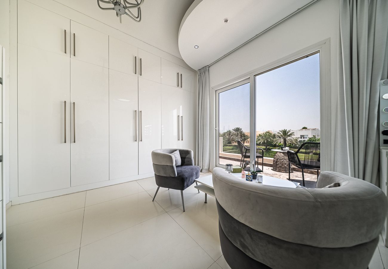 Villa in Dubai - Luxurious 6-Bedroom Villa with Private Pool, Jacuzzi & Lake View in Meadows 