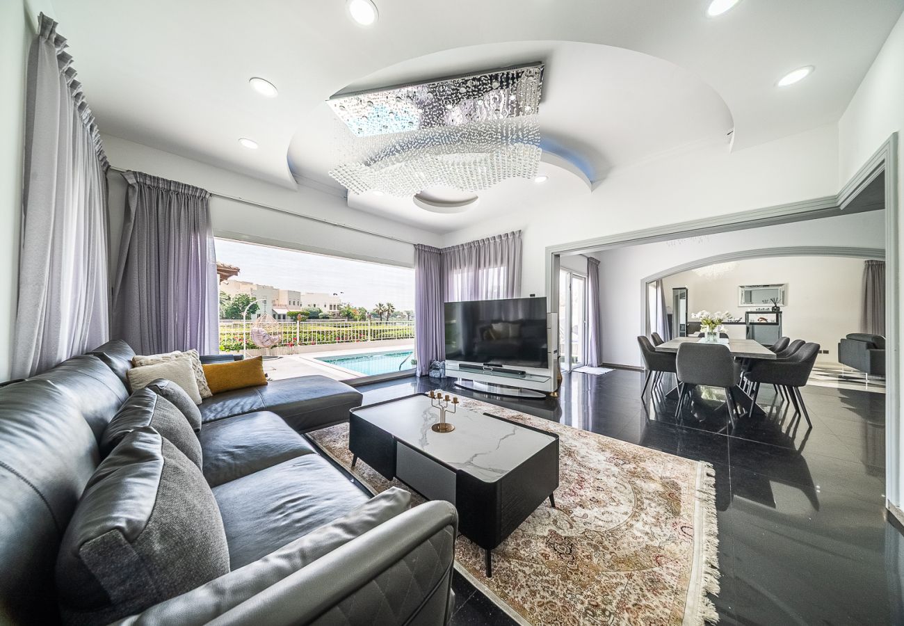 Villa in Dubai - Luxurious 6-Bedroom Villa with Private Pool, Jacuzzi & Lake View in Meadows 