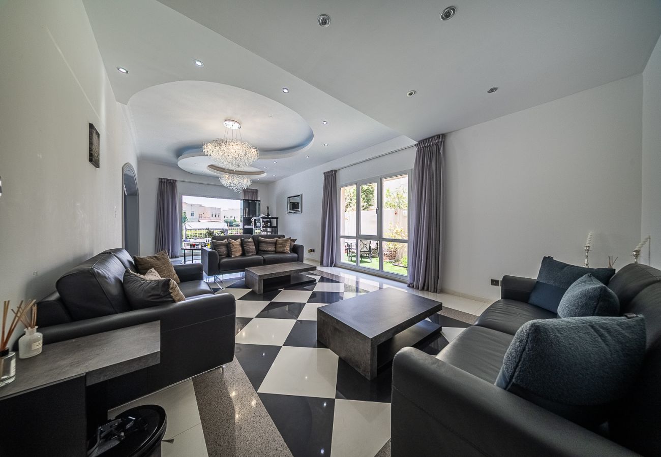 Villa in Dubai - Luxurious 6-Bedroom Villa with Private Pool, Jacuzzi & Lake View in Meadows 