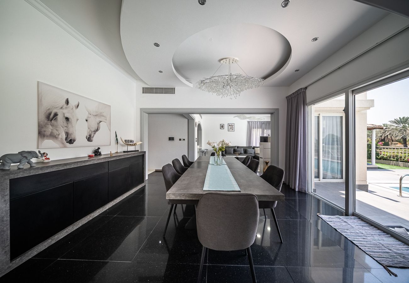 Villa in Dubai - Luxurious 6-Bedroom Villa with Private Pool, Jacuzzi & Lake View in Meadows 