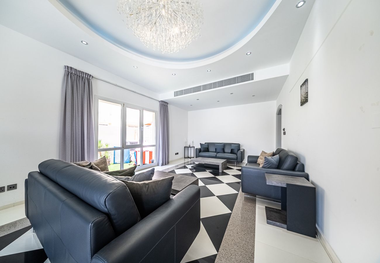 Villa in Dubai - Luxurious 6-Bedroom Villa with Private Pool, Jacuzzi & Lake View in Meadows 