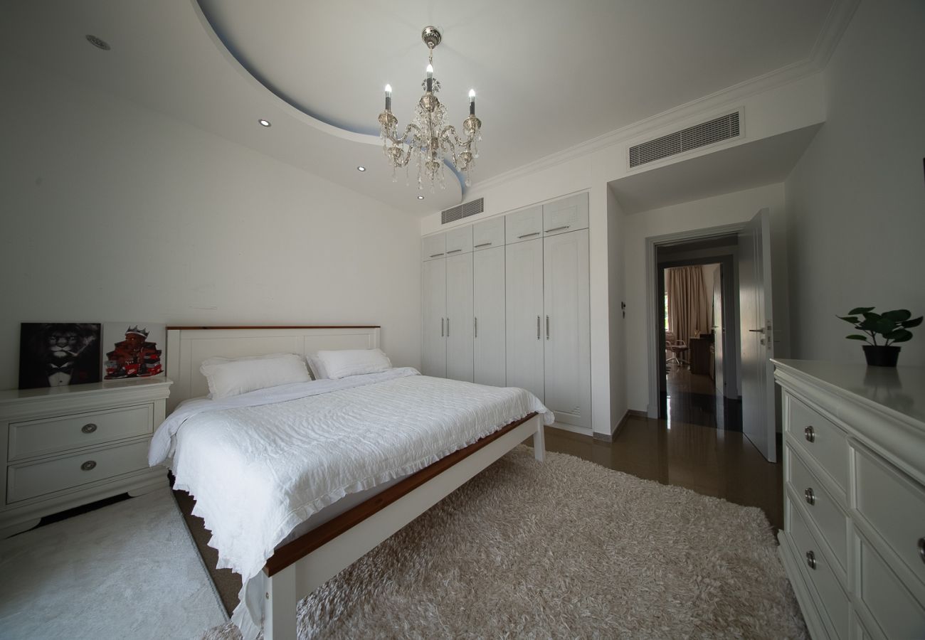 Villa in Dubai - Luxurious 6-Bedroom Villa with Private Pool, Jacuzzi & Lake View in Meadows 