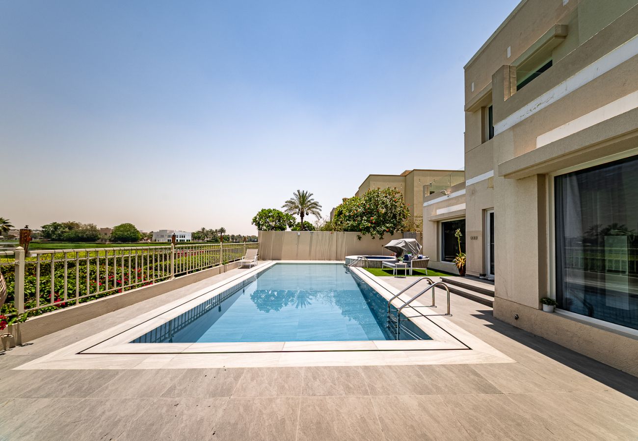Villa in Dubai - Luxurious 6-Bedroom Villa with Private Pool, Jacuzzi & Lake View in Meadows 