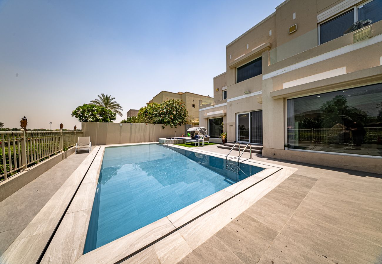 Villa in Dubai - Luxurious 6-Bedroom Villa with Private Pool, Jacuzzi & Lake View in Meadows 