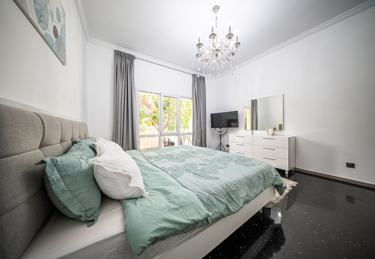 Villa in Dubai - Luxurious 6-Bedroom Villa with Private Pool, Jacuzzi & Lake View in Meadows 