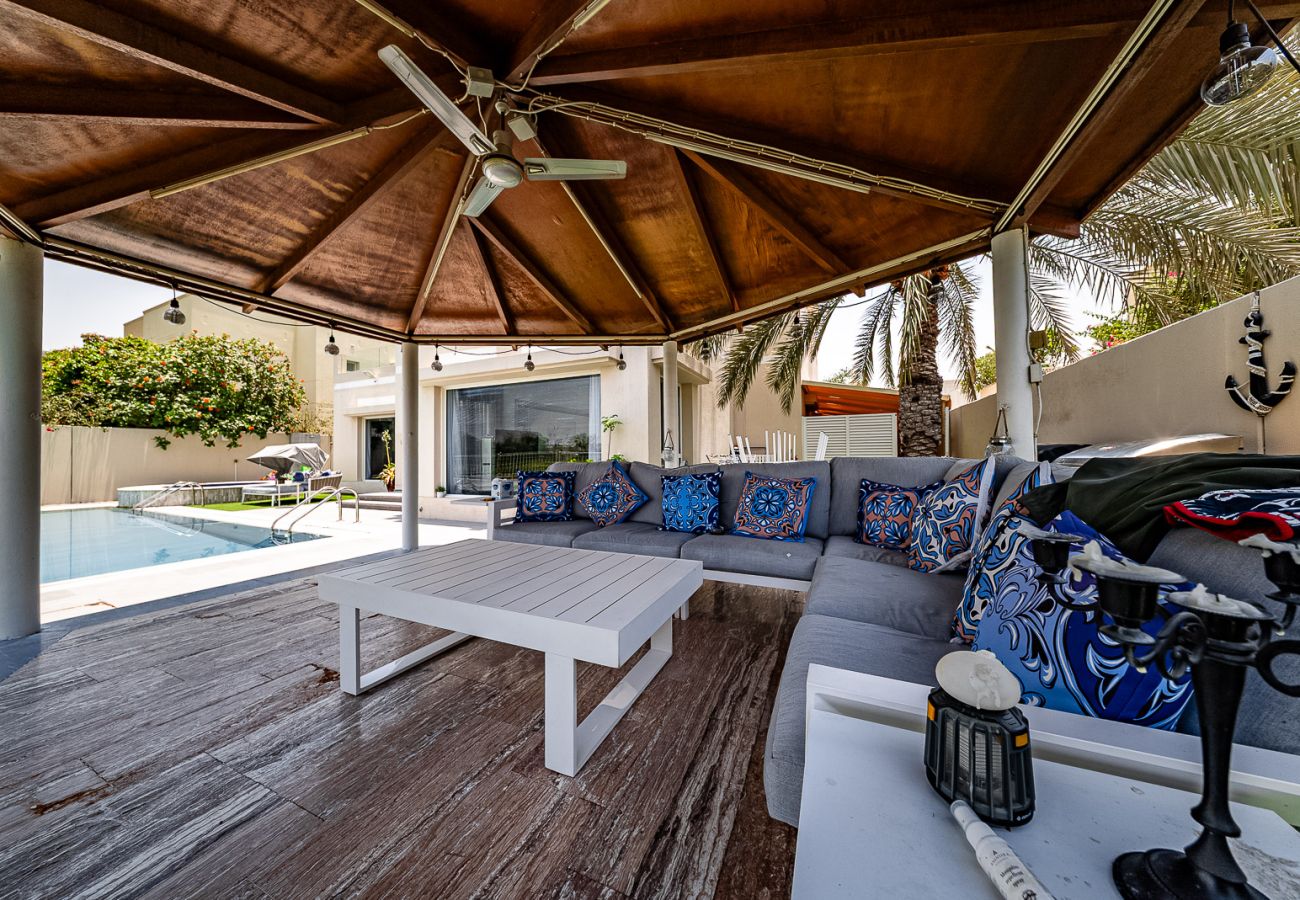 Villa in Dubai - Luxurious 6-Bedroom Villa with Private Pool, Jacuzzi & Lake View in Meadows 