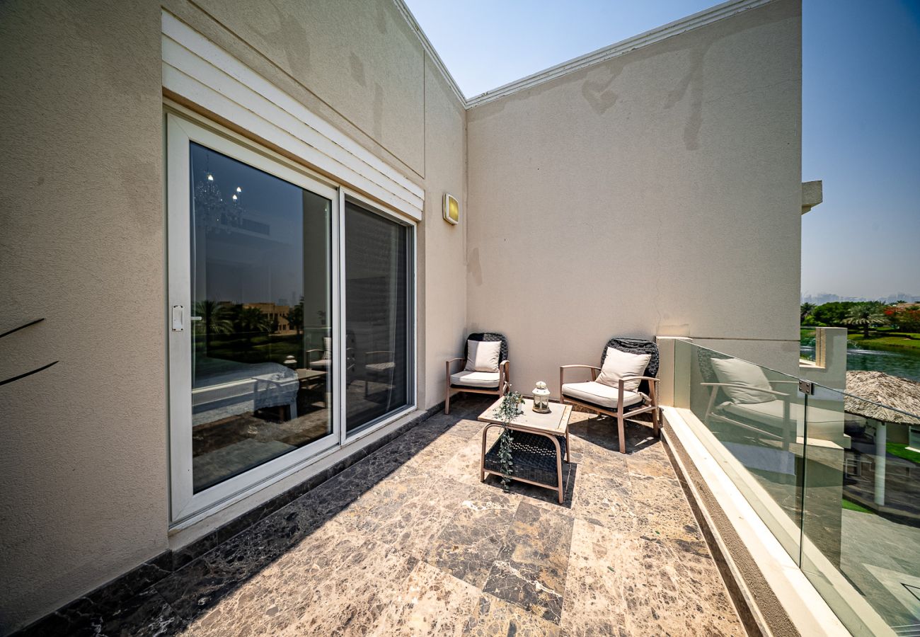 Villa in Dubai - Luxurious 6-Bedroom Villa with Private Pool, Jacuzzi & Lake View in Meadows 