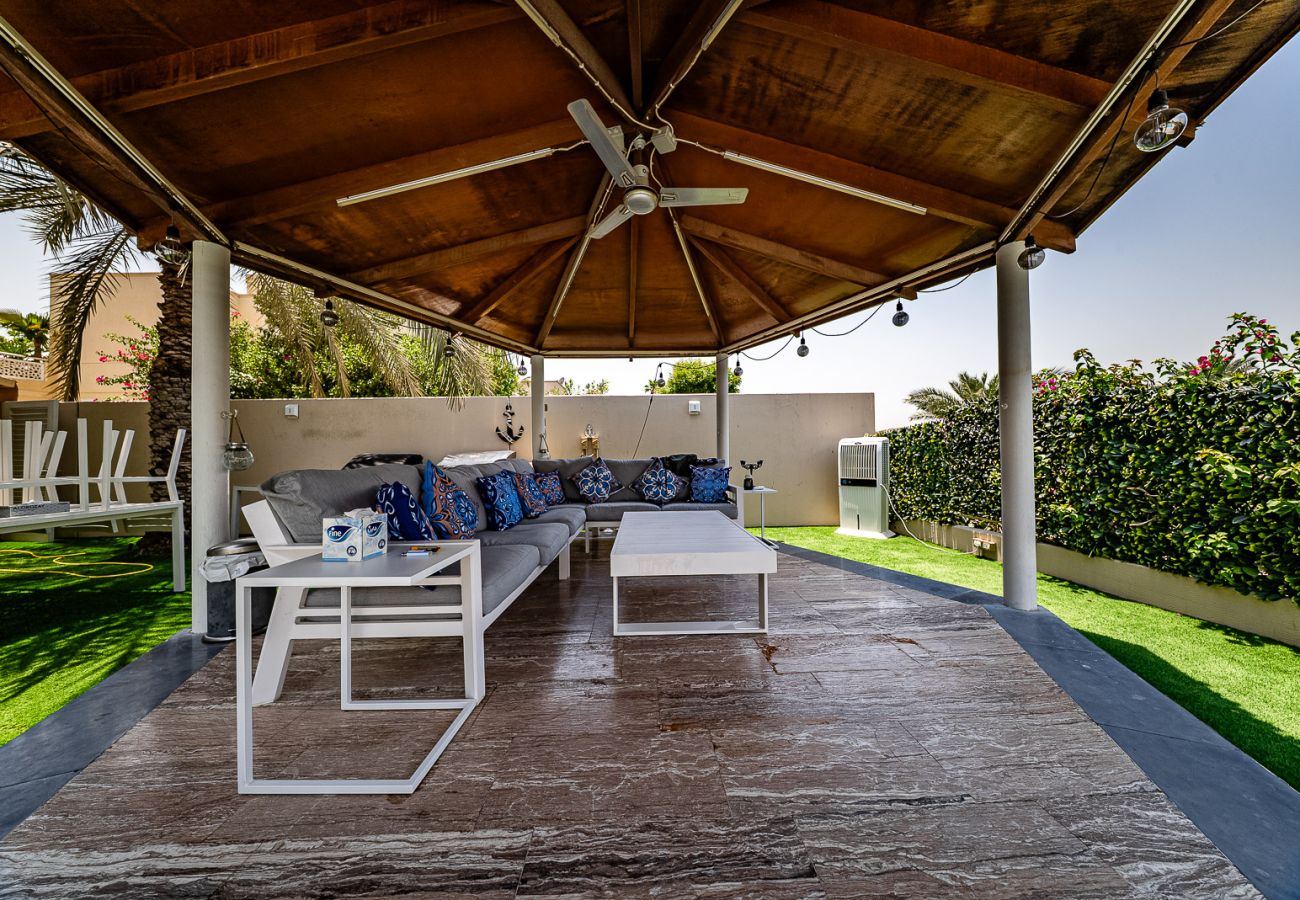 Villa in Dubai - Luxurious 6-Bedroom Villa with Private Pool, Jacuzzi & Lake View in Meadows 