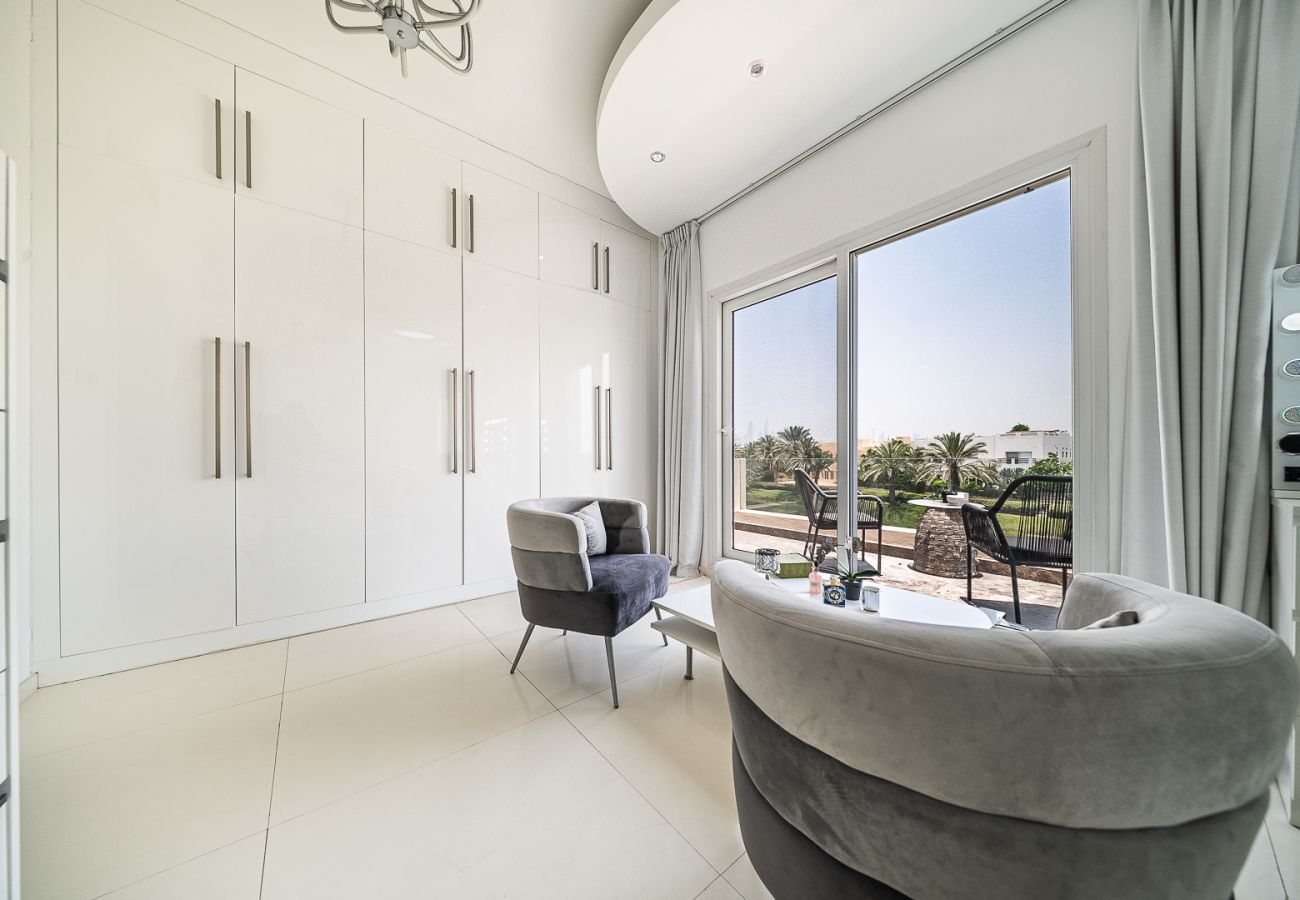 Villa in Dubai - Luxurious 6-Bedroom Villa with Private Pool, Jacuzzi & Lake View in Meadows 
