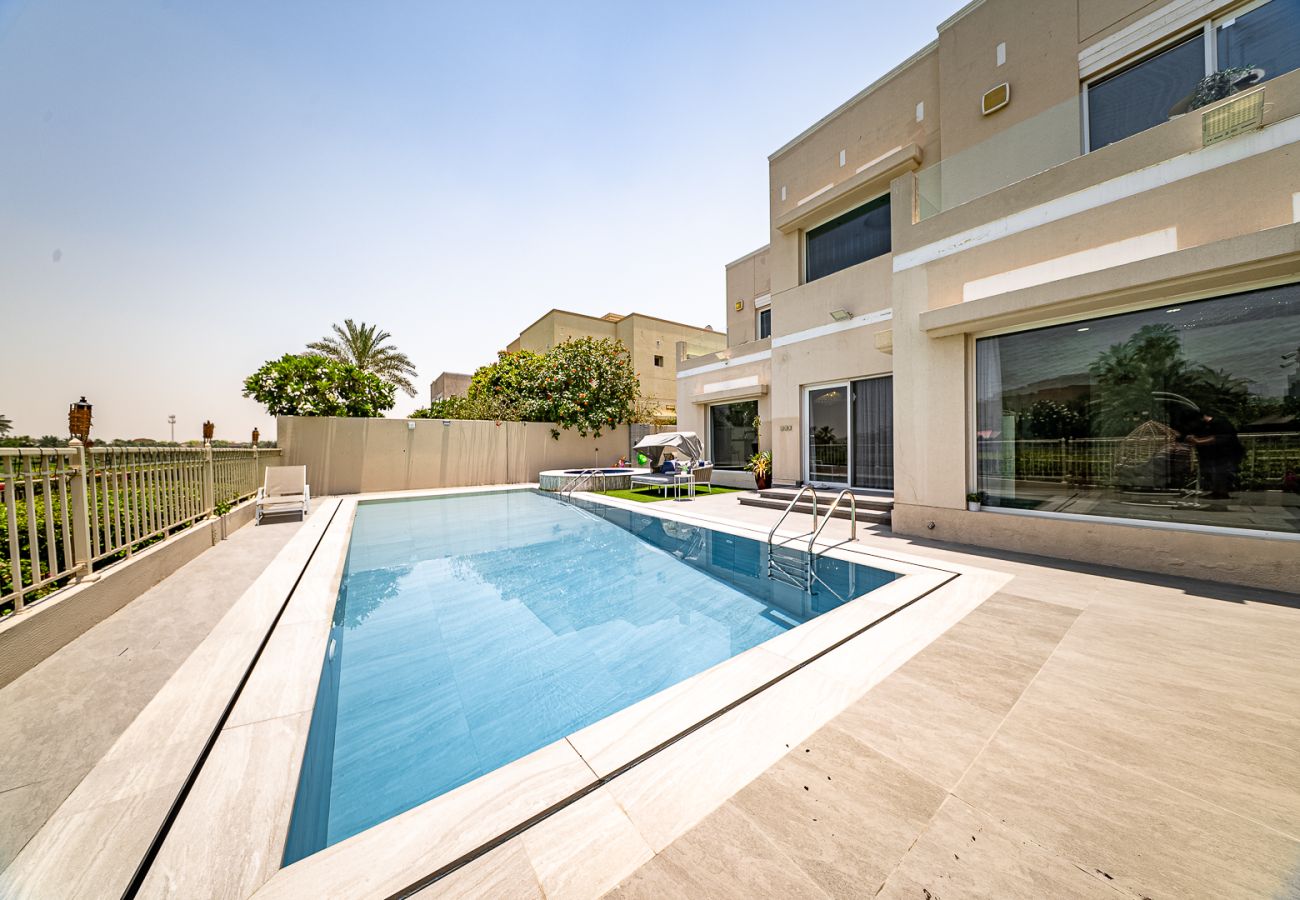 Villa in Dubai - Luxurious 6-Bedroom Villa with Private Pool, Jacuzzi & Lake View in Meadows 