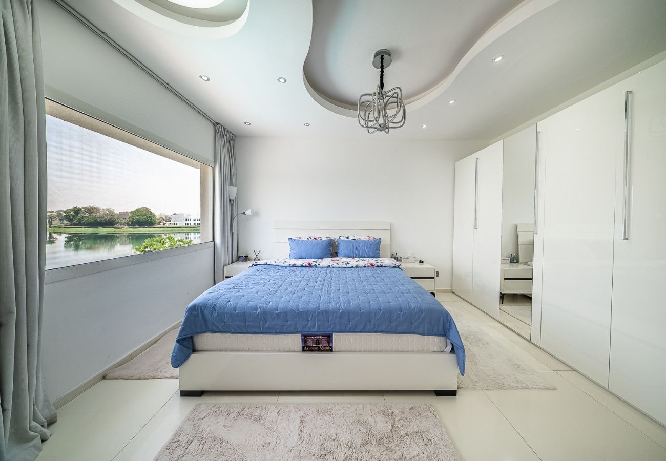 Villa in Dubai - Luxurious 6-Bedroom Villa with Private Pool, Jacuzzi & Lake View in Meadows 