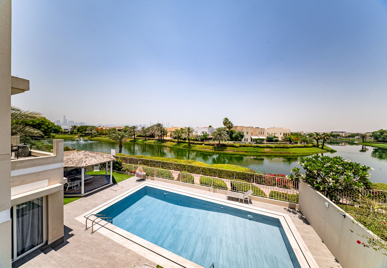 Villa in Dubai - Luxurious 6-Bedroom Villa with Private Pool, Jacuzzi & Lake View in Meadows 