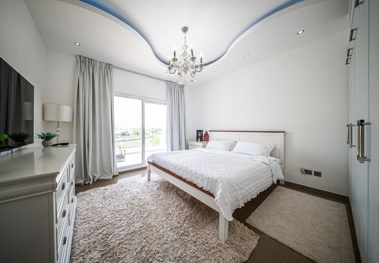 Villa in Dubai - Luxurious 6-Bedroom Villa with Private Pool, Jacuzzi & Lake View in Meadows 