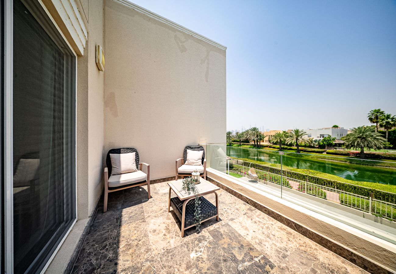 Villa in Dubai - Luxurious 6-Bedroom Villa with Private Pool, Jacuzzi & Lake View in Meadows 
