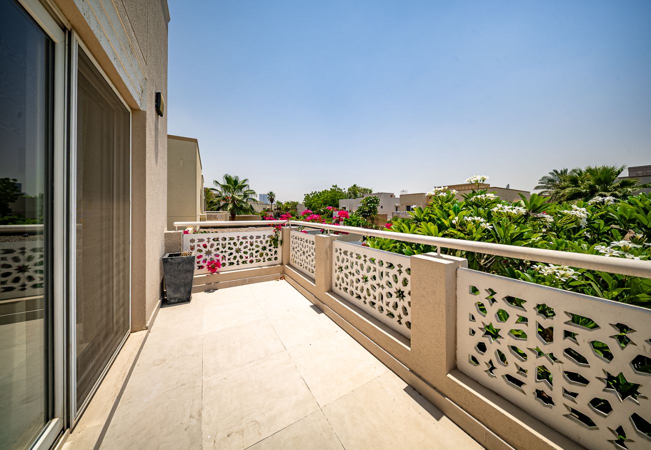 Villa in Dubai - Luxurious 6-Bedroom Villa with Private Pool, Jacuzzi & Lake View in Meadows 