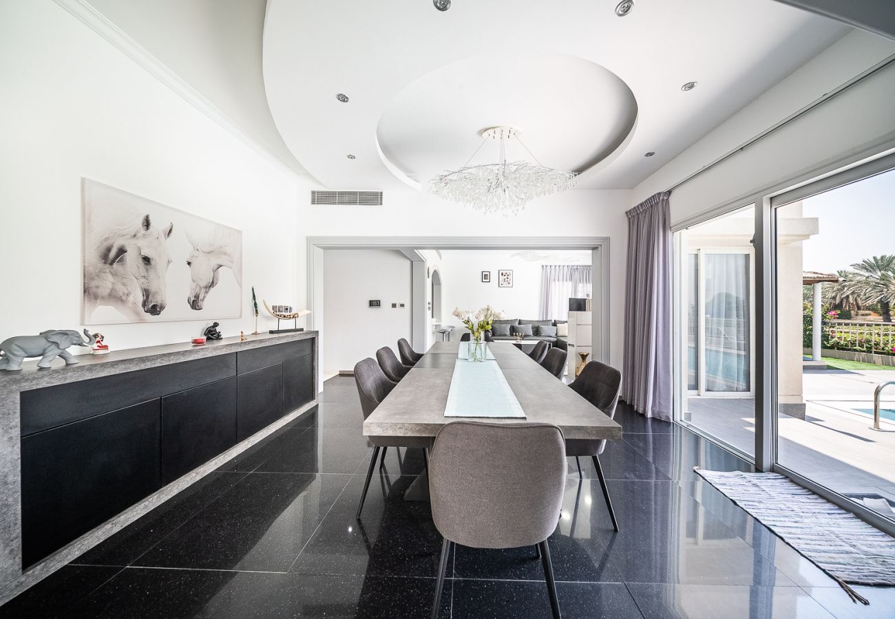 Villa in Dubai - Luxurious 6-Bedroom Villa with Private Pool, Jacuzzi & Lake View in Meadows 